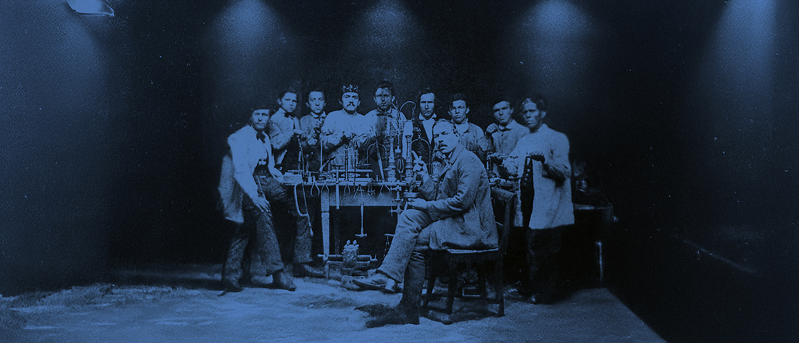 Gottlieb Kern mit seinen Mechanikern, 1863 Gottlieb Kern, vorne sitzend, mit seinen Mechanikern im Jahr 1863