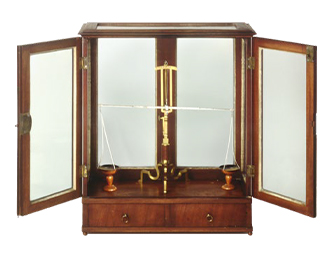 Um ca. 1810 Chemische Waage, gebaut von Sohn Jakob Sauter II. in Stockholm – für den schwedischen Chemiker Berzelius Chemische Waage, gebaut von Sohn Jakob Sauter II. in Stockholm – für den schwedischen Chemiker Berzelius