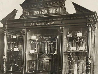 Messeschrank von GOTTL. KERN & SOHN für Weltmessen, 1900 Messeschrank von GOTTL. KERN & SOHN für Weltmessen aus dem Jahr 1900 mit ausgestellten Waagen