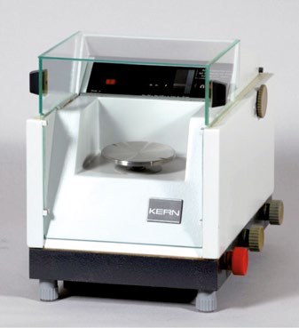 Mittelschalige Analysenwaage, Modell 110 (um 1965) Mittelschalige Analysenwaage, Modell 110 (um 1965)
