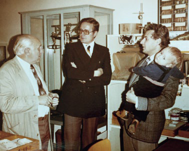 Martin Sauter mit Sohn Albert im Labor, ca. 1976 Martin Sauter mit Sohn Albert, Hans Pfarr und Erwin Zizmann im Labor um 1976