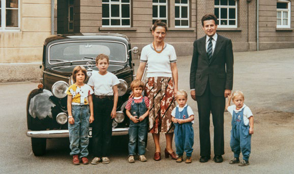 Familie Martin und Marijke Sauter, 1985 Martin und Marijke Sauter mit ihrer Familie im Innenhof des Firmengeländes in Albstadt-Ebingen 1985