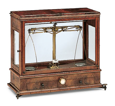 Analysenwaage für besonders feine Wägungen, ca. 1860 Analysenwaage für besonders feine Wägungen aus der Zeit um 1860