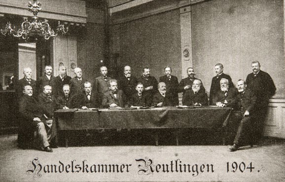 Kommerzienrat Albert Sauter (Dritter von rechts) wurde 1904 mit der höchsten Stimmenzahl in das Handelskammer-Gremium gewählt. Kommerzienrat Albert Sauter (Dritter von rechts) wurde 1904 mit der höchsten Stimmenzahl in das Handelskammer-Gremium gewählt.