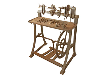 Drehbank eines Feinmechanikers, 1820 Drehbank eines Feinmechanikers aus dem Jahr 1820