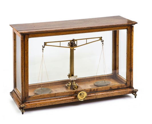 Präzisionswaage im Glasgehäuse mit Milligramm-Empfindlichkeit, ca. 1840 Präzisionswaage im Glasgehäuse mit Milligramm-Empfindlichkeit aus der Zeit um 1840