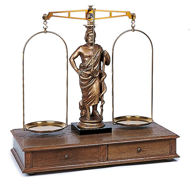 Apotheker-Tarierwaage mit Aesculap-Säule, 1880 Apotheker-Tarierwaage mit Aesculap-Säule aus dem Jahr 1880